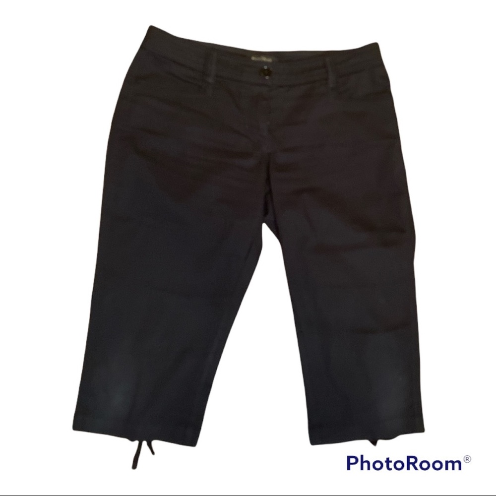 Ladies WHITE HOUSE BLACK MARKET Black Capris Size 4